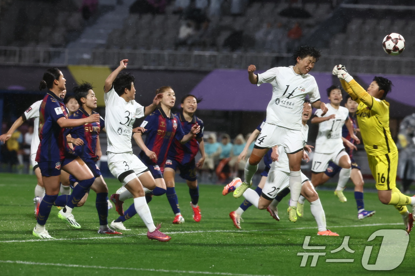 (수원=뉴스1) 김민지 기자 = 20일 오후 경기도 수원시 장안구 경수대로 수원종합운동장에서 열린 2025-2026 아시아축구연맹(AFC) 여자 챔피언스리그(AWCL) 4강 수원F …