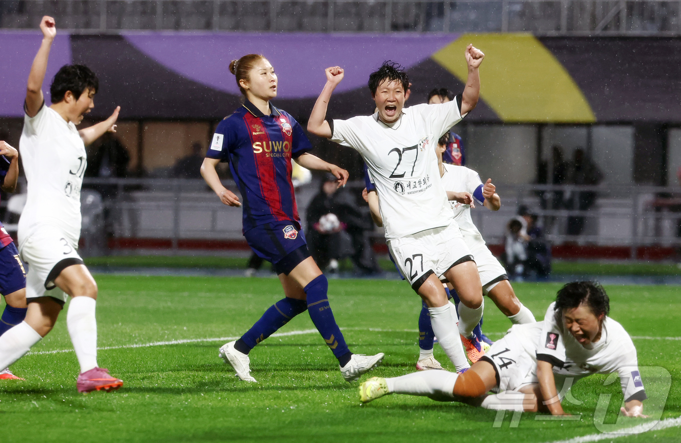(수원=뉴스1) 김민지 기자 = 20일 오후 경기도 수원시 장안구 경수대로 수원종합운동장에서 열린 2025-2026 아시아축구연맹(AFC) 여자 챔피언스리그(AWCL) 4강 수원F …