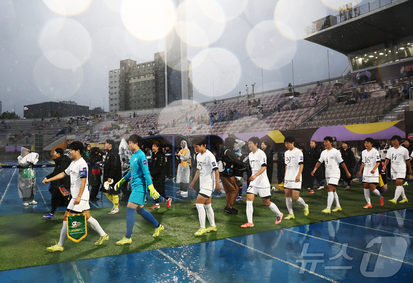 (수원=뉴스1) 김민지 기자 = 20일 오후 경기 수원시 수원종합운동장에서 열린 2025-26 아시아축구연맹(AFC) 여자 챔피언스리그(AWCL) 4강전 수원FC 위민과 북한 내고 …
