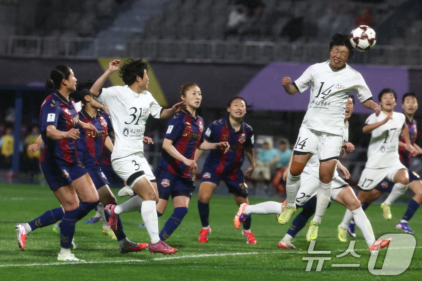 (수원=뉴스1) 김민지 기자 = 20일 오후 경기도 수원시 장안구 경수대로 수원종합운동장에서 열린 2025-2026 아시아축구연맹(AFC) 여자 챔피언스리그(AWCL) 4강 수원F …