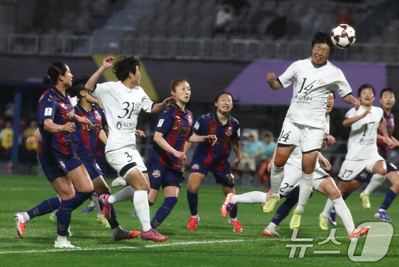 본문 이미지 - 20일 오후 경기도 수원시 장안구 경수대로 수원종합운동장에서 열린 2025-2026 아시아축구연맹(AFC) 여자 챔피언스리그(AWCL) 4강 수원FC 위민과 북한 내고향여자축구단의 경기에서 후반 내고향 최금옥이 동점골을 넣고 있다. ⓒ 뉴스1 김민지 기자