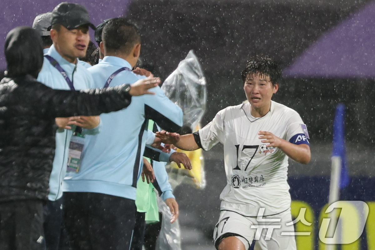 (수원=뉴스1) 박지혜 기자 = 20일 오후 경기도 수원시 장안구 경수대로 수원종합운동장에서 열린 2025-2026 아시아축구연맹(AFC) 여자 챔피언스리그(AWCL) 4강 수원F …