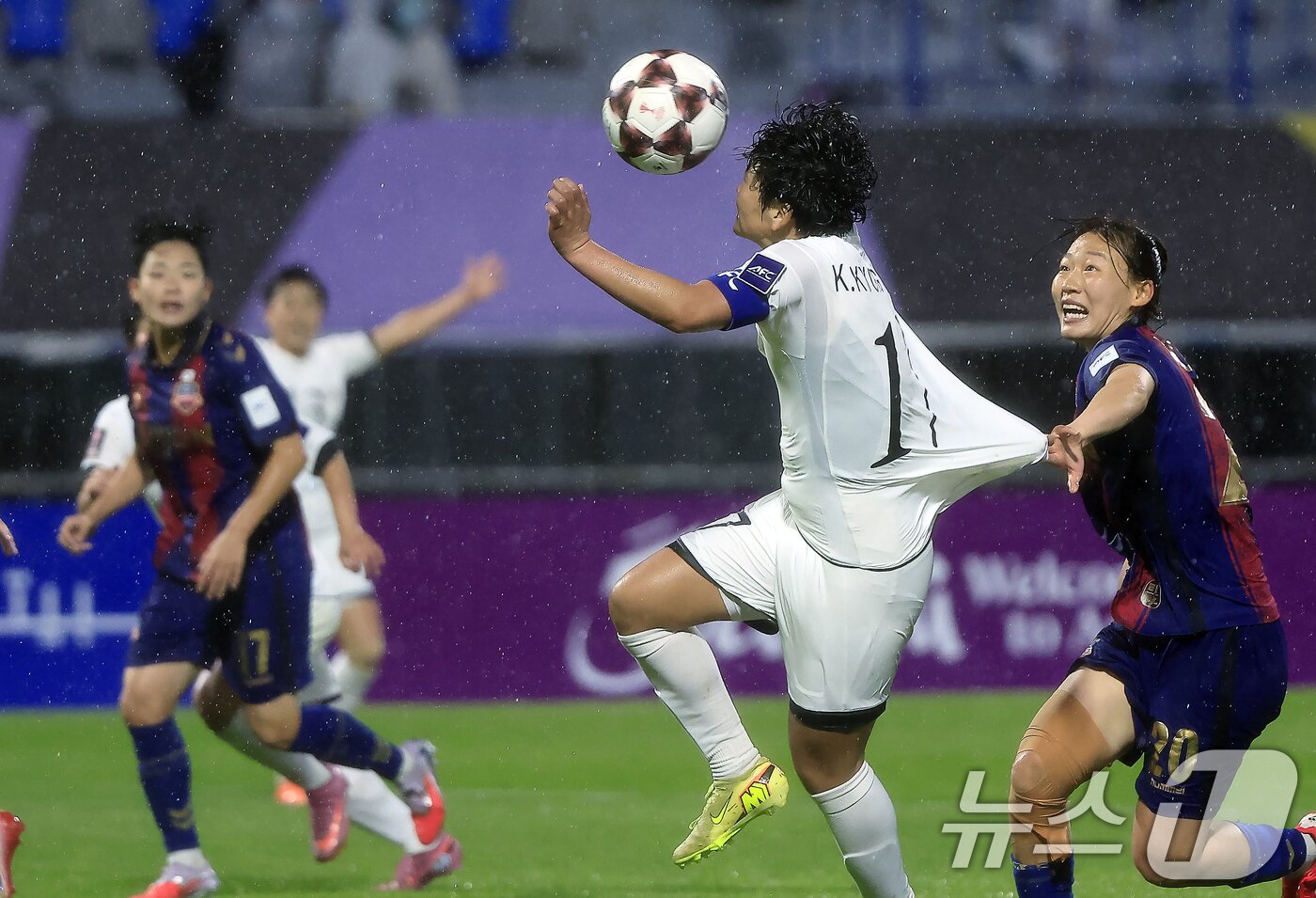 본문 이미지 - 20일 오후 경기도 수원시 장안구 경수대로 수원종합운동장에서 열린 2025-2026 아시아축구연맹(AFC) 여자 챔피언스리그(AWCL) 4강 수원FC 위민과 북한 내고향여자축구단의 경기에서 내고향 김경영이 역전 헤더골을 터트리고 있다. 2026.5.20 ⓒ 뉴스1 박정호 기자