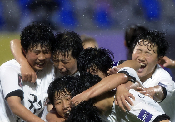 동점골에 행복한 北 내고향여자축구단