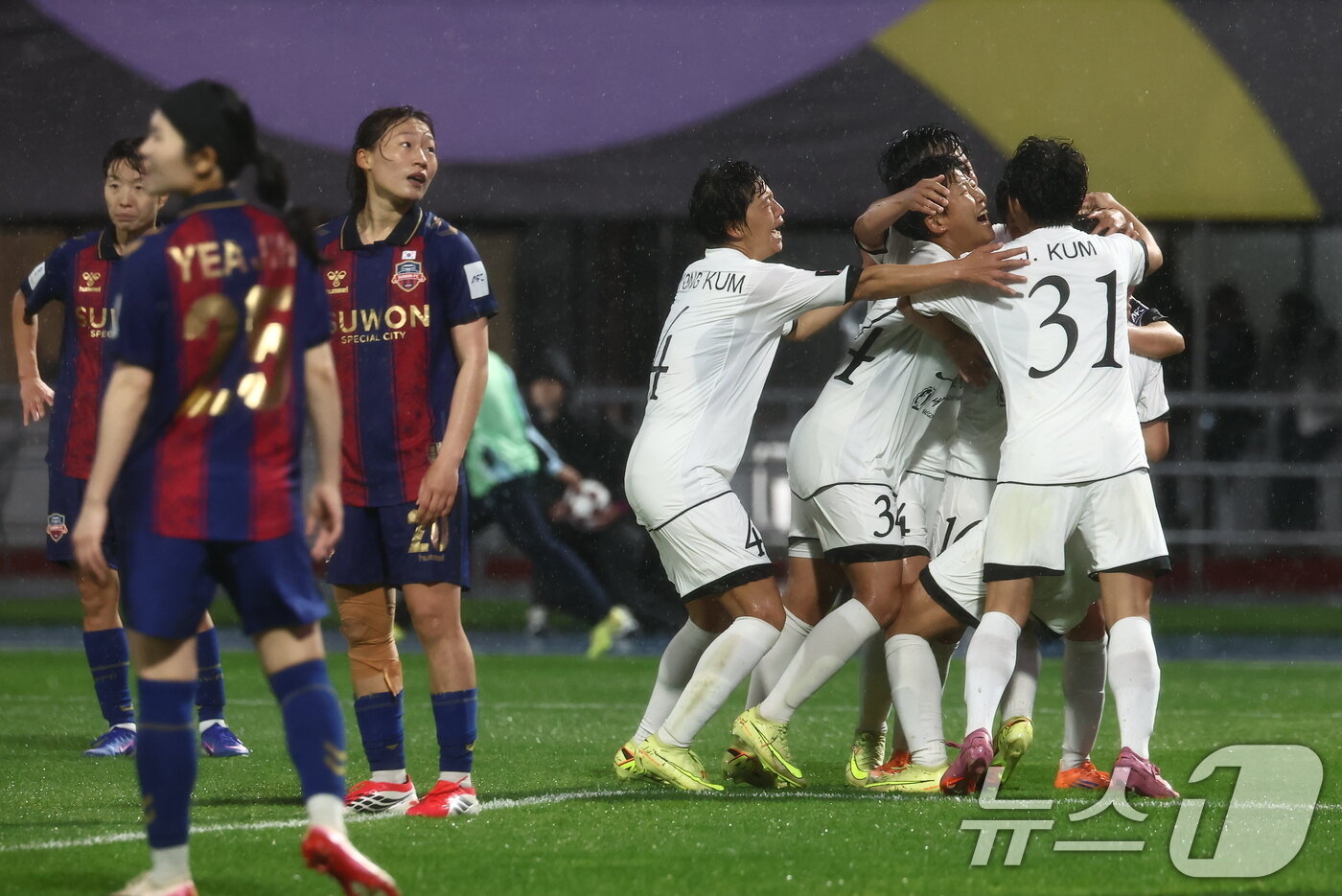 본문 이미지 - 20일 오후 경기도 수원시 장안구 경수대로 수원종합운동장에서 열린 2025-2026 아시아축구연맹(AFC) 여자 챔피언스리그(AWCL) 4강 수원FC 위민과 북한 내고향여자축구단의 경기에서 내고향 김경영이 역전 헤더골을 터트리고 기뻐하고 있다. 2026.5.20 ⓒ 뉴스1 김민지 기자