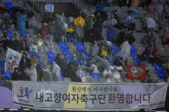 北 내고향여자축구단 응원하는 남북체육교류협회