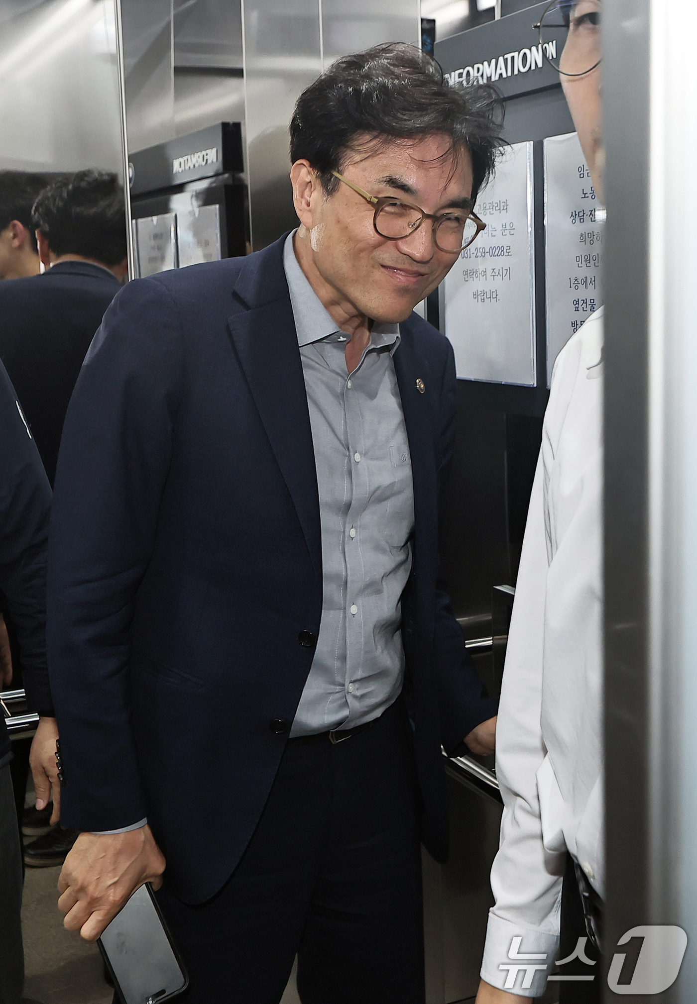 (수원=뉴스1) 김영운 기자 = 권창준 고용노동부 차관이 20일 경기 수원시 장안구 경기지방고용노동청에서 김영훈 고용노동부 장관 주재로 재개된 삼성전자 노사 교섭장으로 들어가고 있 …