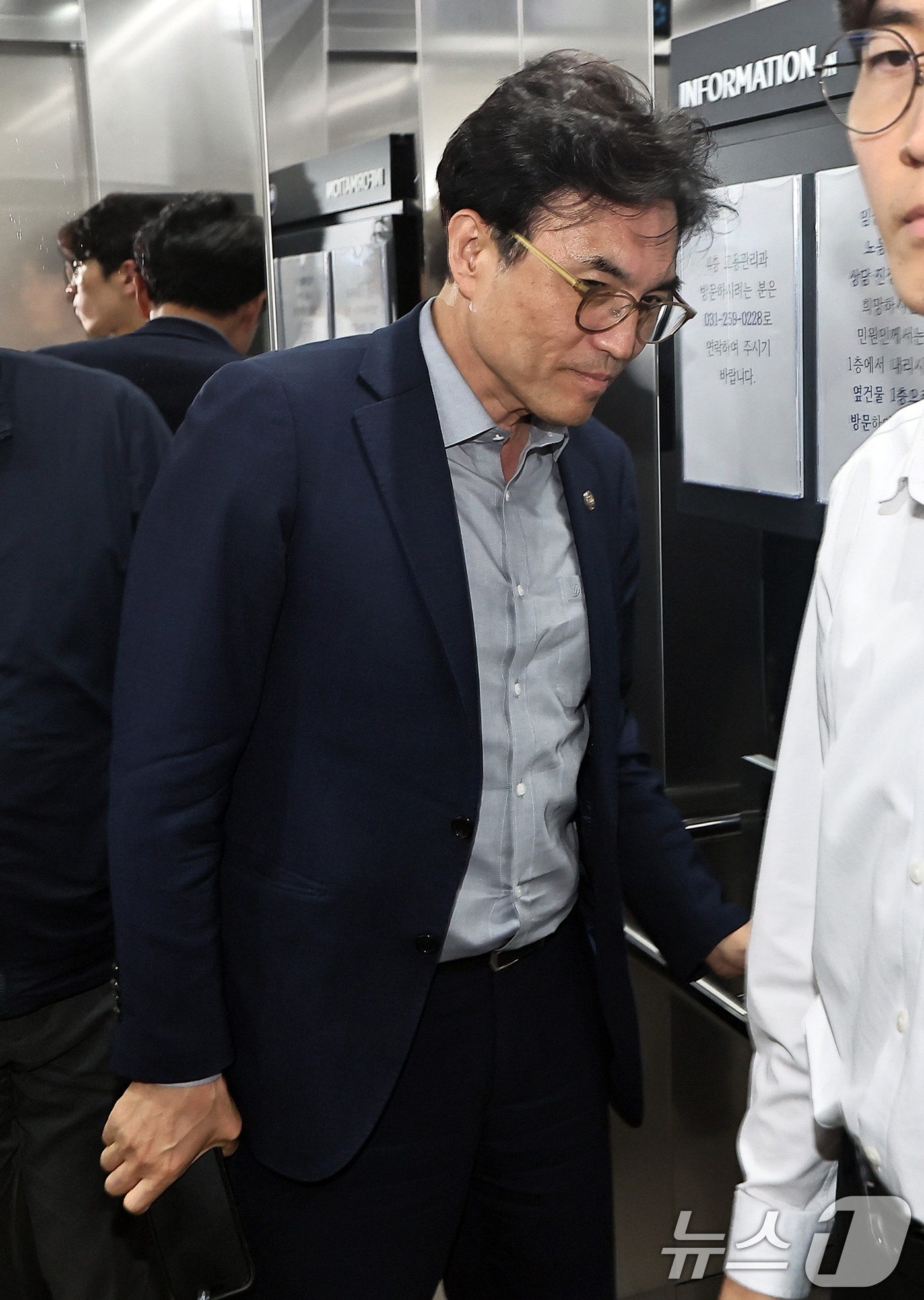 (수원=뉴스1) 김영운 기자 = 권창준 고용노동부 차관이 20일 경기 수원시 장안구 경기지방고용노동청에서 김영훈 고용노동부 장관 주재로 재개된 삼성전자 노사 교섭장으로 들어가고 있 …