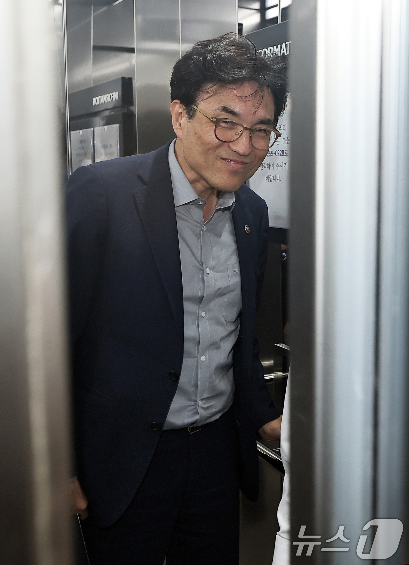 (수원=뉴스1) 김영운 기자 = 권창준 고용노동부 차관이 20일 경기 수원시 장안구 경기지방고용노동청에서 김영훈 고용노동부 장관 주재로 재개된 삼성전자 노사 교섭장으로 들어가고 있 …
