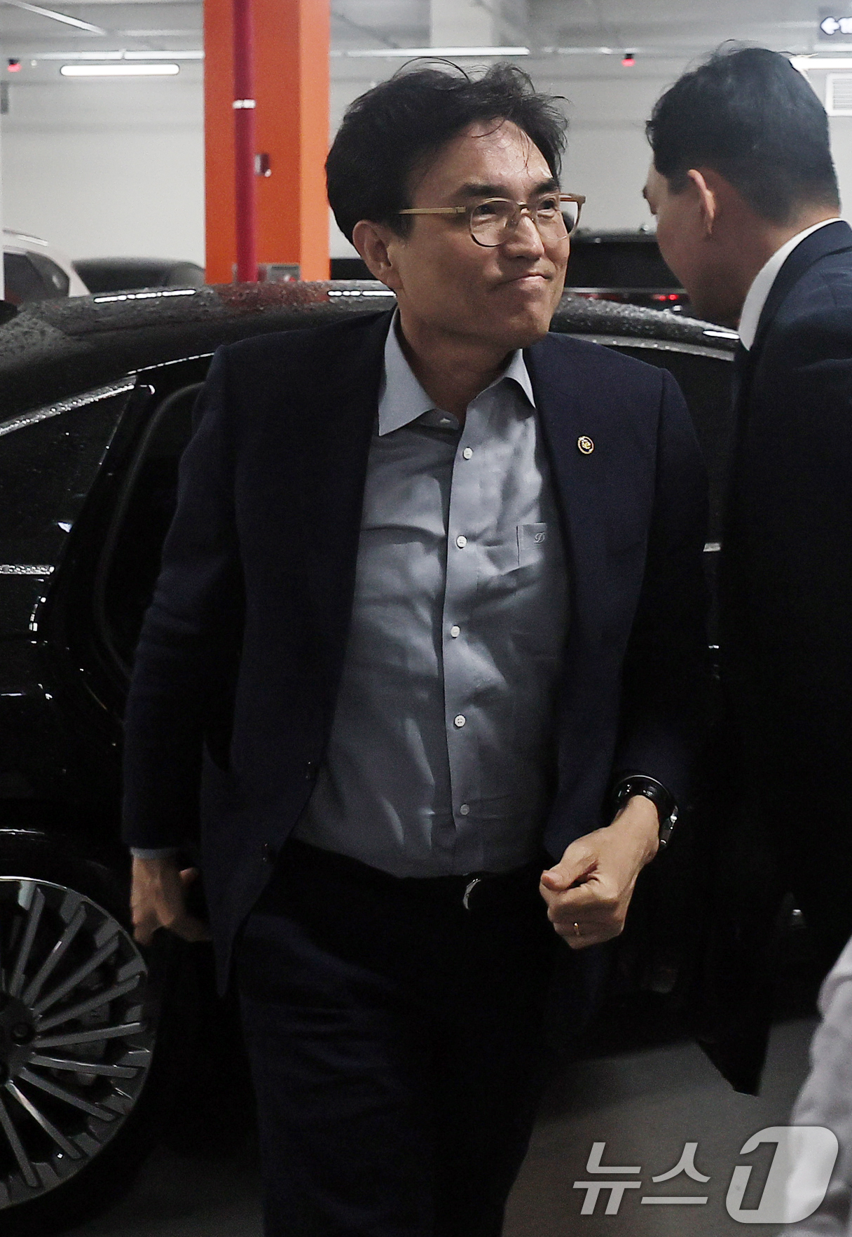 (수원=뉴스1) 김영운 기자 = 권창준 고용노동부 차관이 20일 경기 수원시 장안구 경기지방고용노동청에서 김영훈 고용노동부 장관 주재로 재개된 삼성전자 노사 교섭장으로 들어가고 있 …