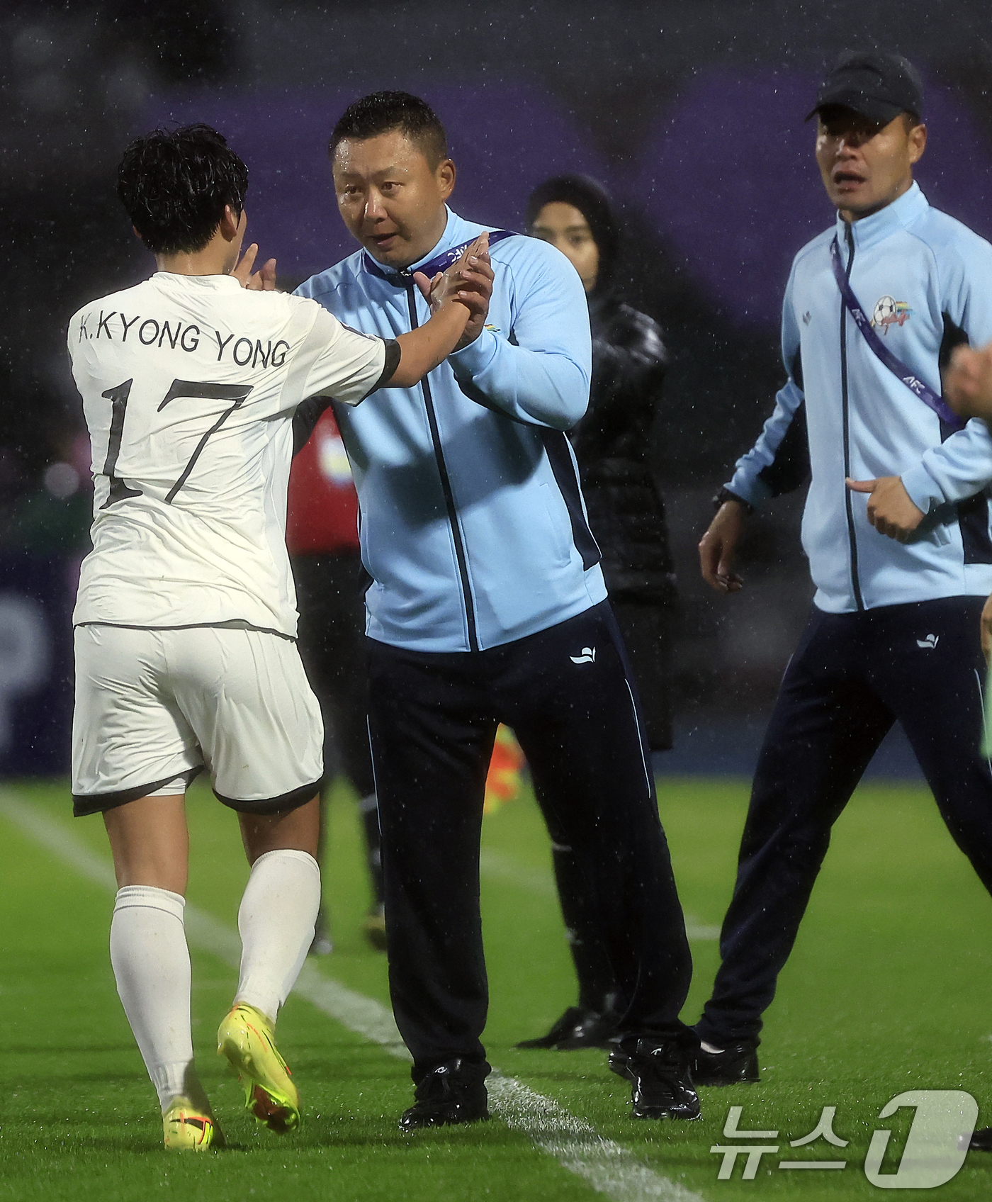 (수원=뉴스1) 박정호 기자 = 20일 오후 경기도 수원시 장안구 경수대로 수원종합운동장에서 열린 2025-2026 아시아축구연맹(AFC) 여자 챔피언스리그(AWCL) 4강 수원F …
