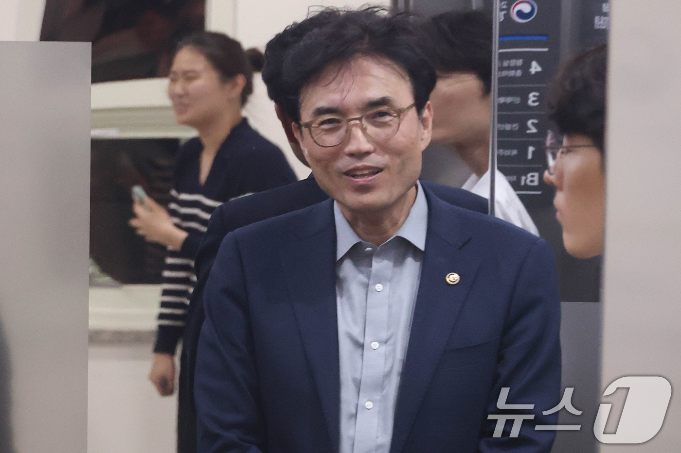 (수원=뉴스1) 김영운 기자 = 권창준 고용노동부 차관이 20일 경기 수원시 장안구 경기지방고용노동청에서 김영훈 고용노동부 장관 주재로 재개된 삼성전자 노사 교섭장으로 들어가고 있 …