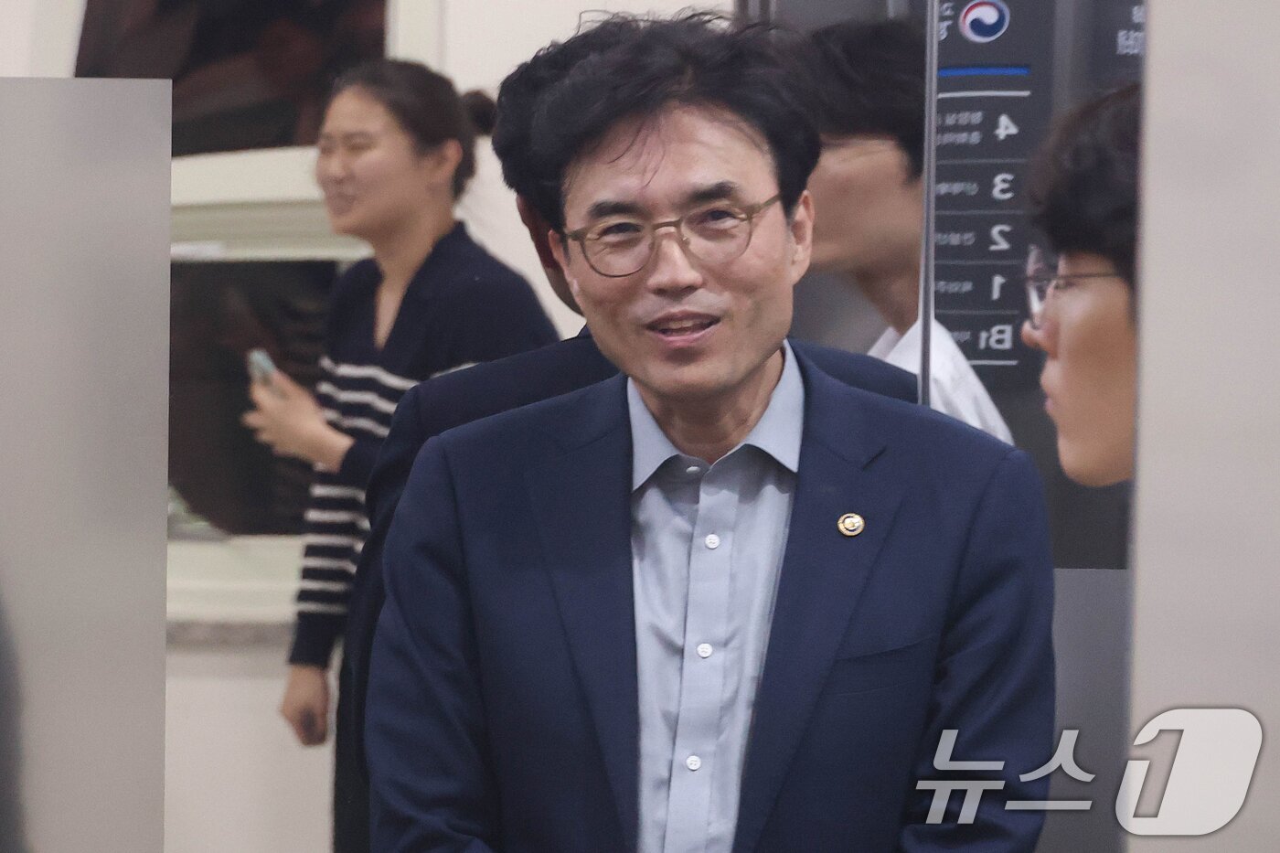 본문 이미지 - 권창준 고용노동부 차관이 20일 경기 수원시 장안구 경기지방고용노동청에서 김영훈 고용노동부 장관 주재로 재개된 삼성전자 노사 교섭장으로 들어가고 있다. (공동취재) 2026.5.20 ⓒ 뉴스1 김영운 기자