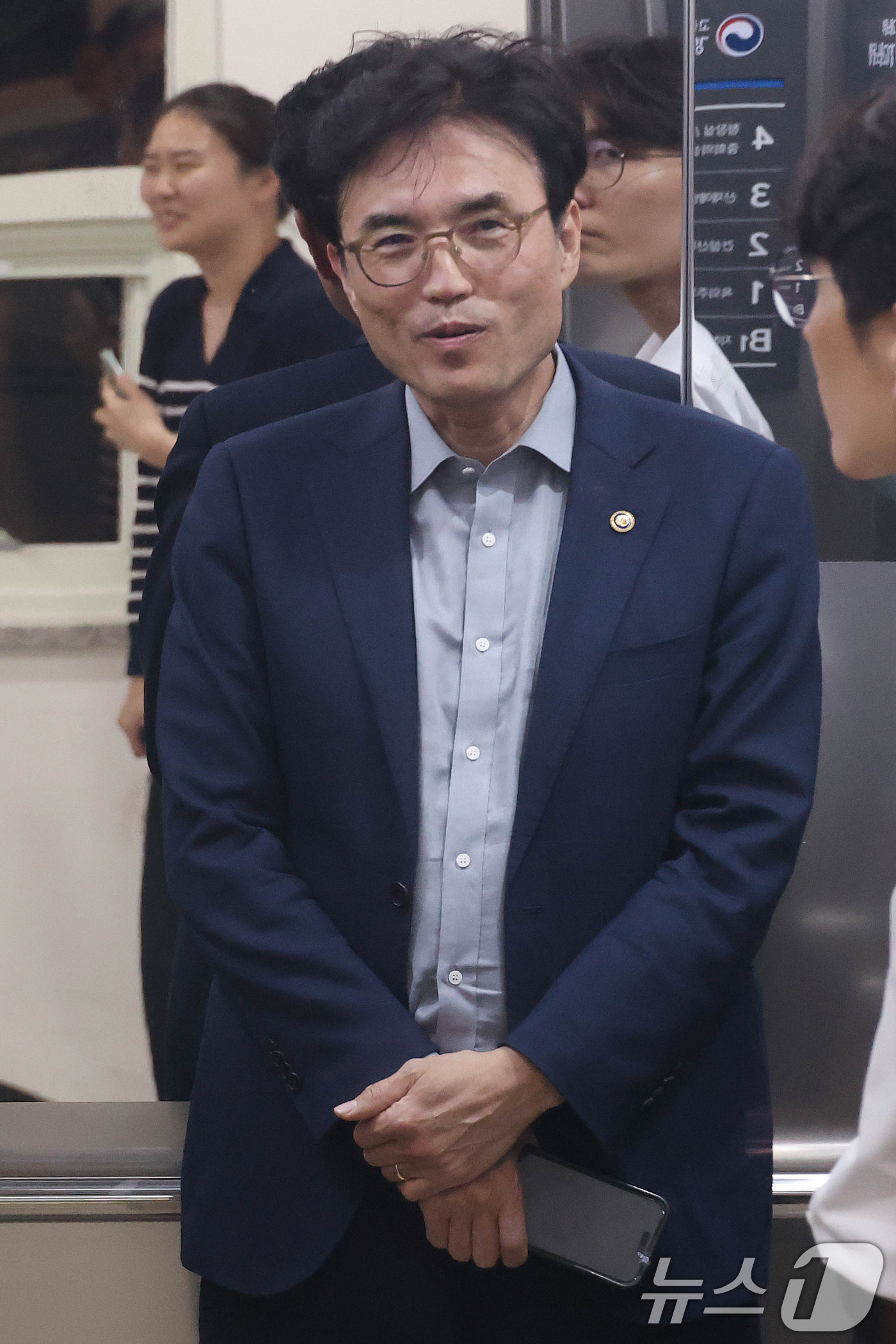 (수원=뉴스1) 김영운 기자 = 권창준 고용노동부 차관이 20일 경기 수원시 장안구 경기지방고용노동청에서 김영훈 고용노동부 장관 주재로 재개된 삼성전자 노사 교섭장으로 들어가고 있 …