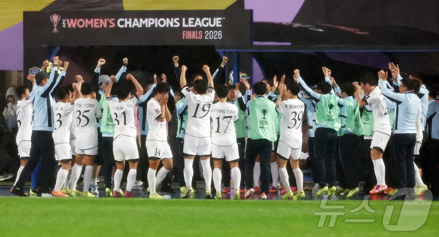 (수원=뉴스1) 김민지 기자 = 20일 오후 경기도 수원시 장안구 경수대로 수원종합운동장에서 열린 2025-2026 아시아축구연맹(AFC) 여자 챔피언스리그(AWCL) 4강 수원F …