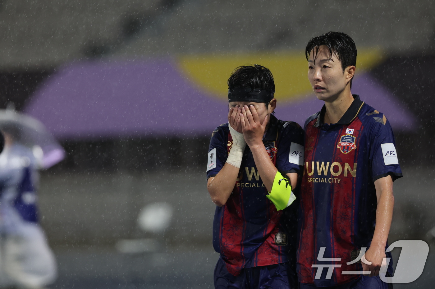 (수원=뉴스1) 박지혜 기자 = 20일 경기 수원시 수원종합운동장에서 열린 2025-2026 아시아축구연맹(AFC) 여자 챔피언스리그(AWCL) 4강 수원FC 위민과 북한 내고향여 …