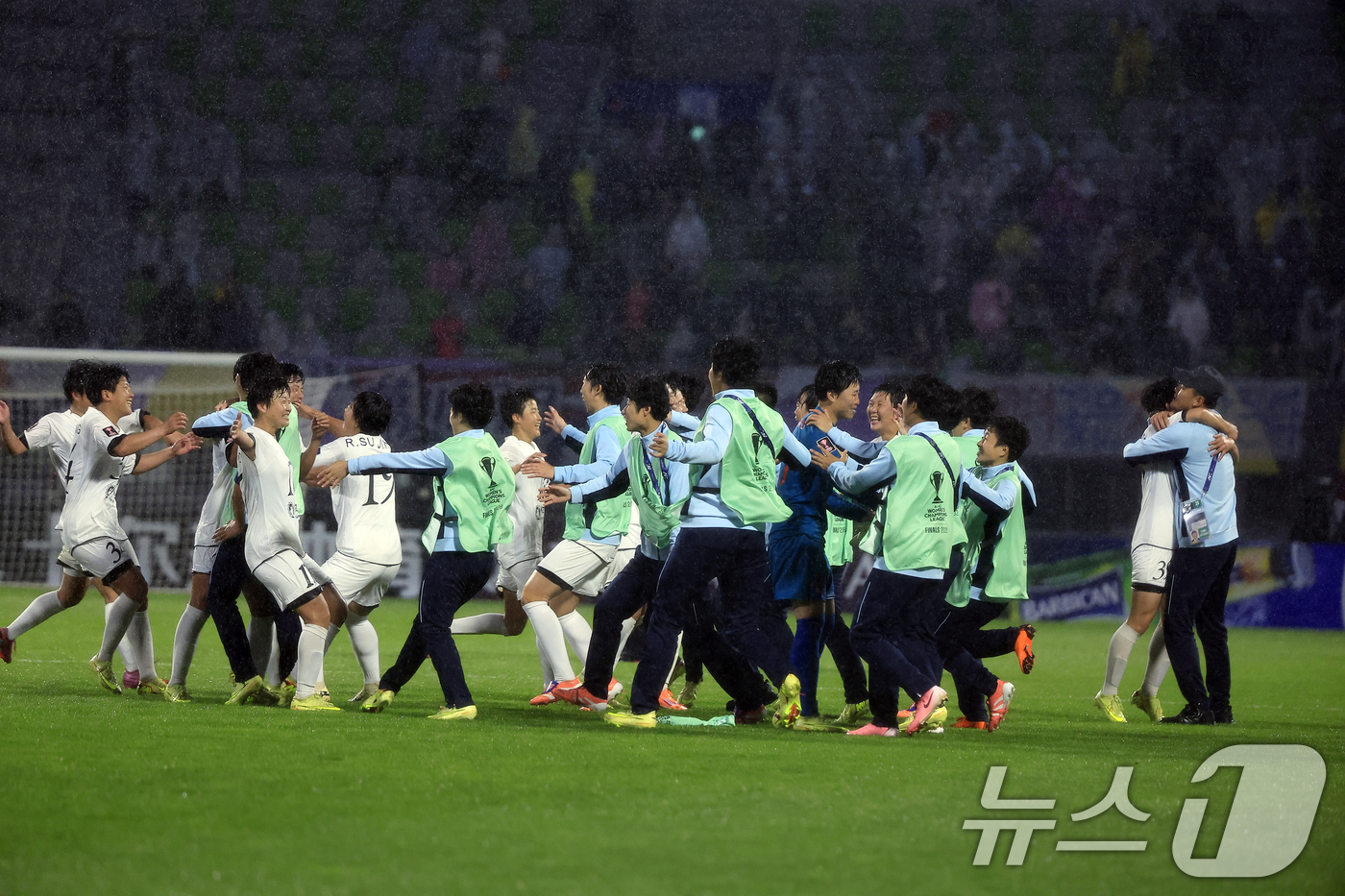 (수원=뉴스1) 박정호 기자 = 20일 오후 경기도 수원시 장안구 경수대로 수원종합운동장에서 열린 2025-2026 아시아축구연맹(AFC) 여자 챔피언스리그(AWCL) 4강 수원F …
