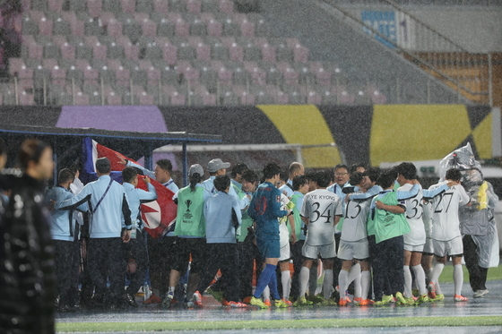 인공기 들고 기뻐하는 내고향여자축구단
