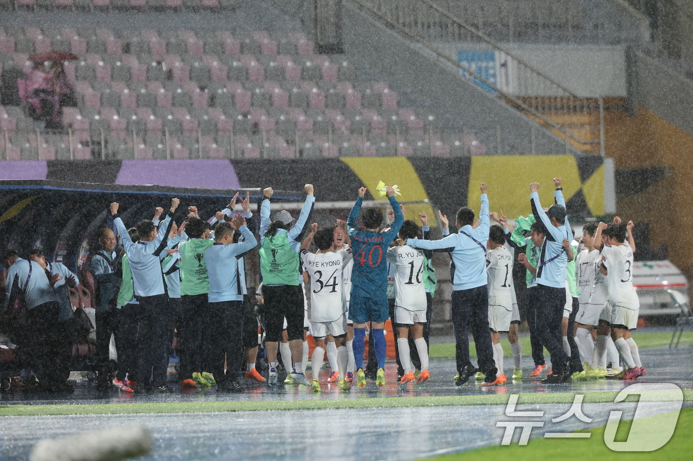 (수원=뉴스1) 박지혜 기자 = 20일 오후 경기도 수원시 장안구 경수대로 수원종합운동장에서 열린 2025-2026 아시아축구연맹(AFC) 여자 챔피언스리그(AWCL) 4강 수원F …