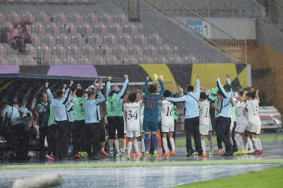승리 후 환호하는 내고향여자축구단