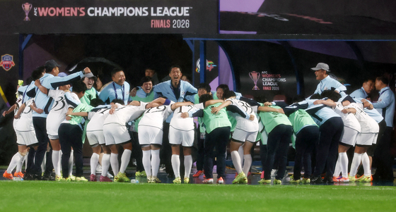 함께 승리 기쁨 나누는 북한 내고향여자축구단