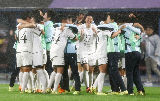 승리 후 환하게 웃는 북한 여자축구팀