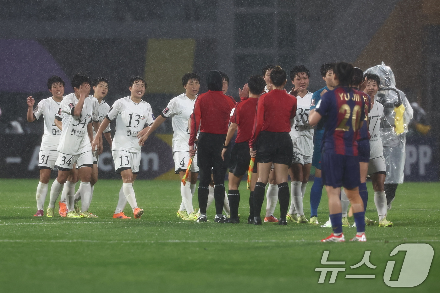 (수원=뉴스1) 김민지 기자 = 20일 오후 경기도 수원시 장안구 경수대로 수원종합운동장에서 열린 2025-2026 아시아축구연맹(AFC) 여자 챔피언스리그(AWCL) 4강 수원F …