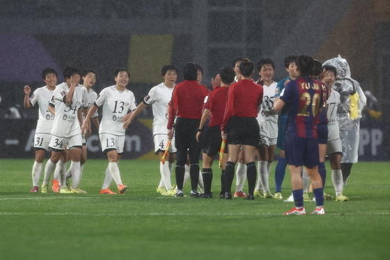 경기 마치고 인사 나누는 남북 여자축구팀