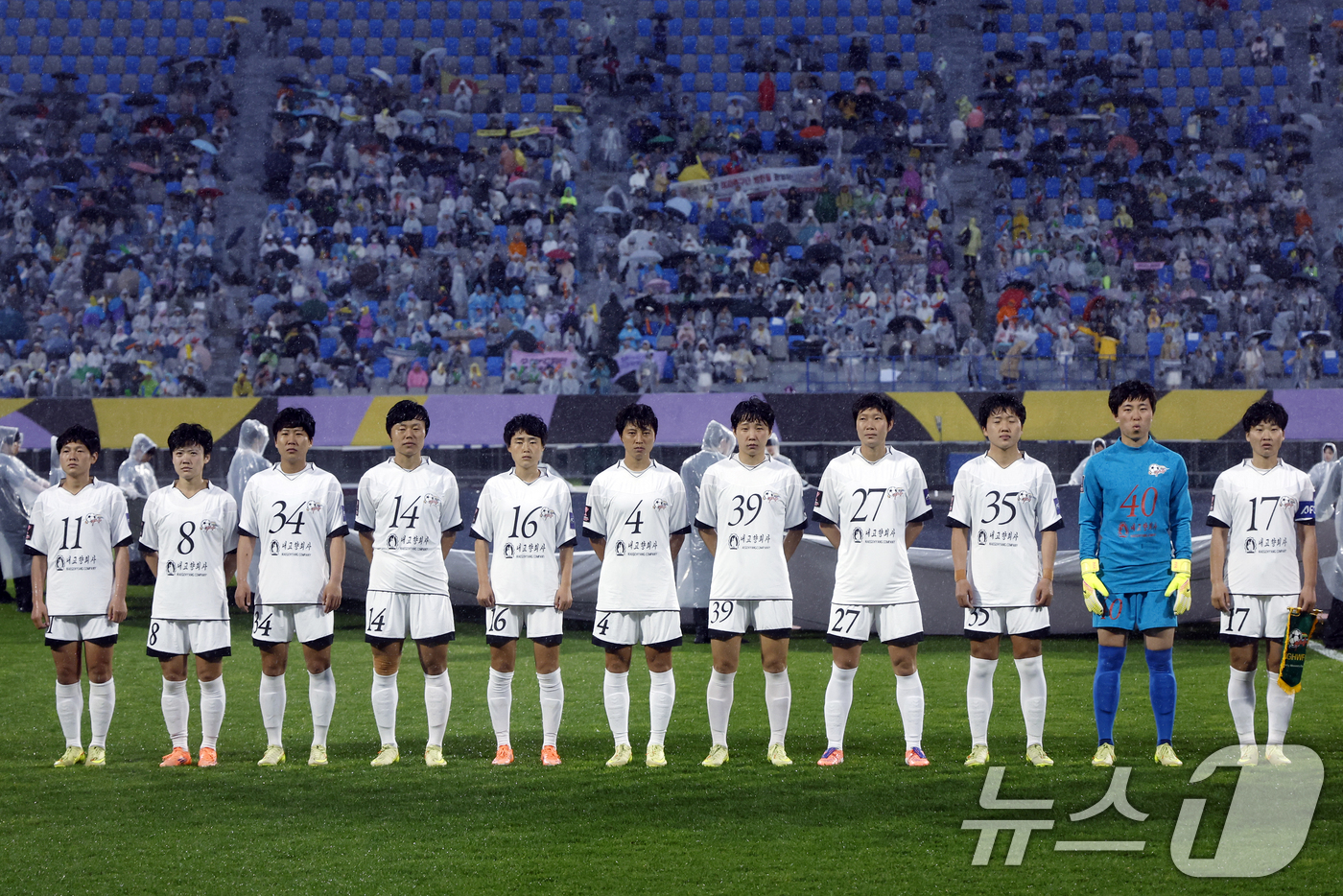 (수원=뉴스1) 박정호 기자 = 20일 오후 경기도 수원시 장안구 경수대로 수원종합운동장에서 열린 2025-2026 아시아축구연맹(AFC) 여자 챔피언스리그(AWCL) 4강 수원F …