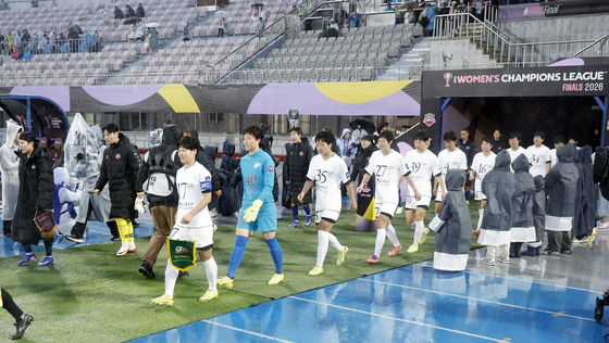 하늘 뚫린 수원서 4강전 치르는 내고향여자축구단