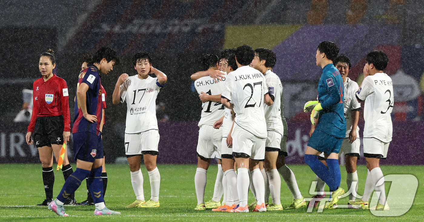 (수원=뉴스1) 박지혜 기자 = 20일 오후 경기도 수원시 수원종합운동장에서 열린 2025-2026 아시아축구연맹(AFC) 여자 챔피언스리그(AWCL) 4강 수원FC 위민과 북한 …