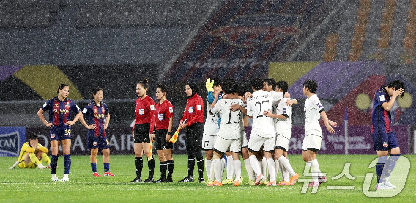본문 이미지 - 20일 오후 경기도 수원시 수원종합운동장에서 열린 2025-2026 아시아축구연맹(AFC) 여자 챔피언스리그(AWCL) 4강 수원FC 위민과 북한 내고향여자축구단의 경기에서 2-1로 결승에 진출한 내고향 선수들이 기뻐하고 있다. 2026.5.20 ⓒ 뉴스1 박지혜 기자