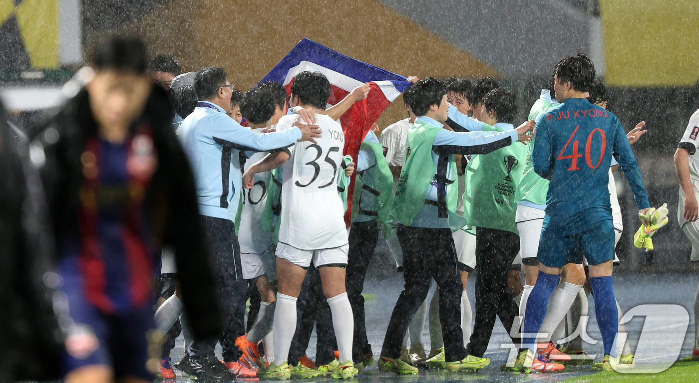 (수원=뉴스1) 박지혜 기자 = 20일 오후 경기도 수원시 수원종합운동장에서 열린 2025-2026 아시아축구연맹(AFC) 여자 챔피언스리그(AWCL) 4강 수원FC 위민과 북한 …