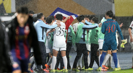 北 내고향, 이기자마자 북한 인공기 꺼냈다