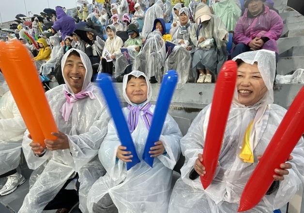 장대비 속에서도 뜨거웠던 남북 축구 응원…"남북관계 더 화창해지길"