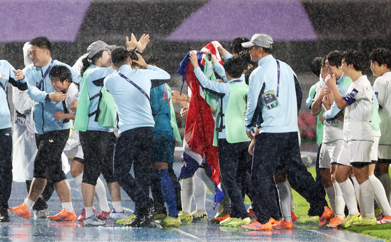 인공기 펼치는 北 내고향여자축구단