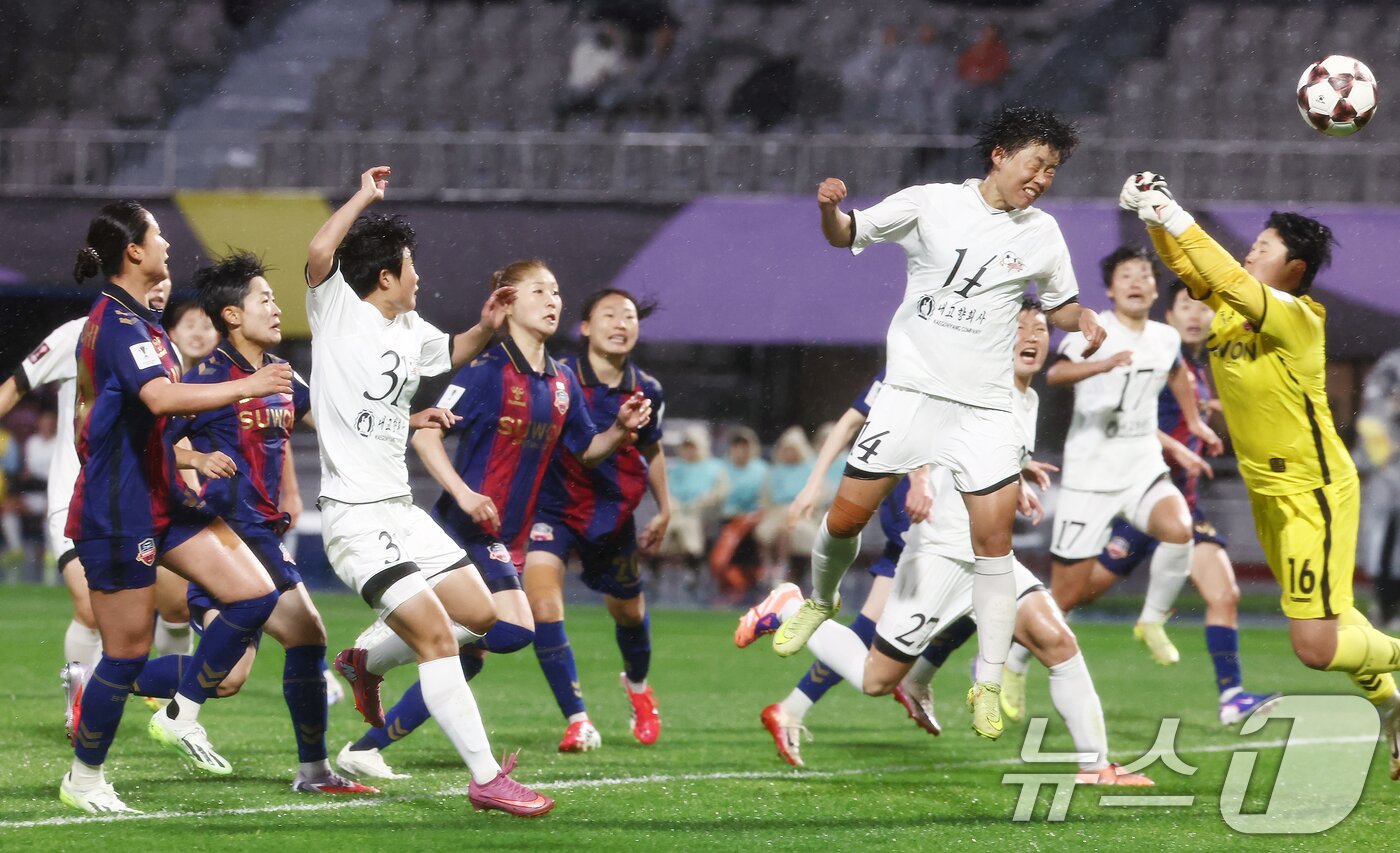 본문 이미지 - 2025-26 아시아축구연맹(AFC) 여자 챔피언스리그(AWCL) 4강 수원FC 위민과 북한 내고향여자축구단의 경기. 2026.5.20 ⓒ 뉴스1 김민지 기자