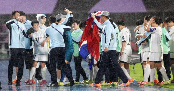 인공기 꺼낸 북한 내고향여자축구단