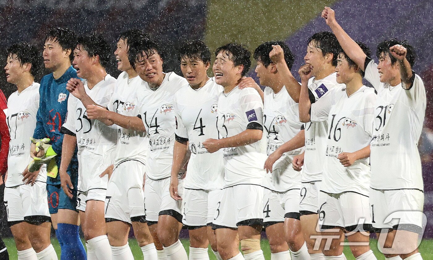 본문 이미지 - 20일 오후 경기도 수원시 수원종합운동장에서 열린 2025-2026 아시아축구연맹(AFC) 여자 챔피언스리그(AWCL) 4강 수원FC 위민과 북한 내고향여자축구단의 경기에서 2-1로 결승에 진출한 내고향 선수들이 기뻐하고 있다. ⓒ 뉴스1 박지혜 기자