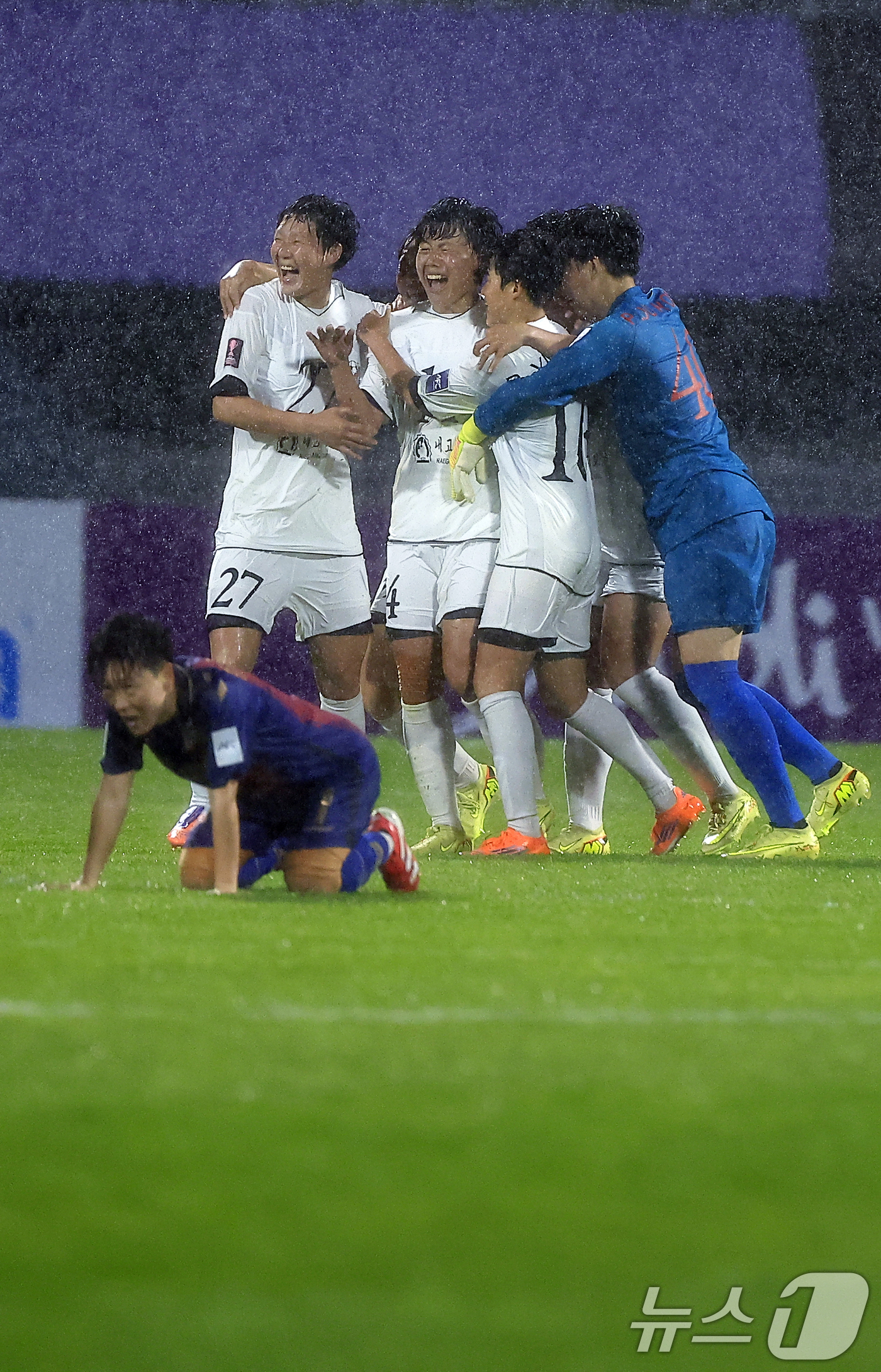 (수원=뉴스1) 박정호 기자 = 20일 오후 경기도 수원시 장안구 경수대로 수원종합운동장에서 열린 2025-2026 아시아축구연맹(AFC) 여자 챔피언스리그(AWCL) 4강 수원F …