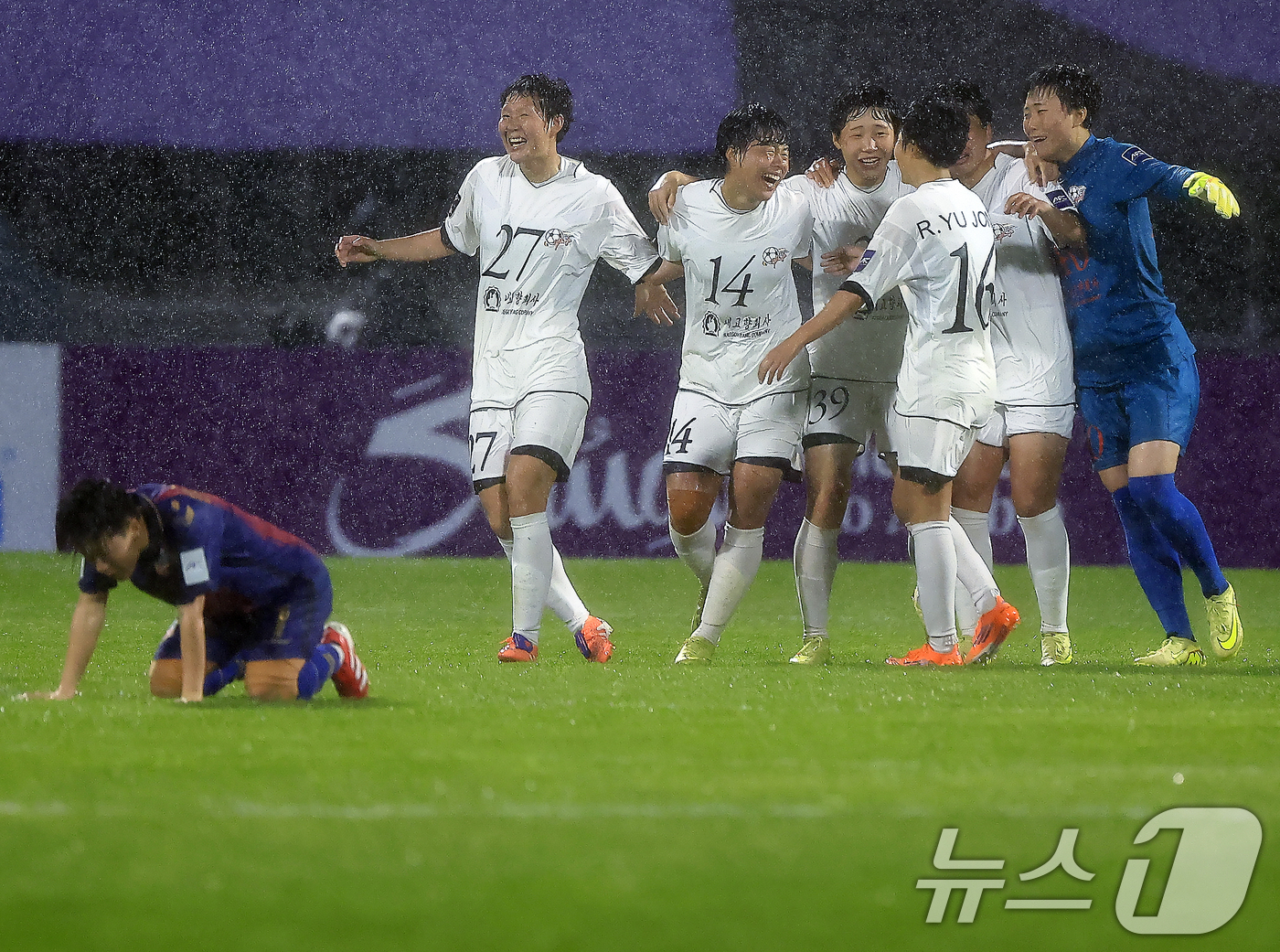 (수원=뉴스1) 박정호 기자 = 20일 오후 경기도 수원시 장안구 경수대로 수원종합운동장에서 열린 2025-2026 아시아축구연맹(AFC) 여자 챔피언스리그(AWCL) 4강 수원F …