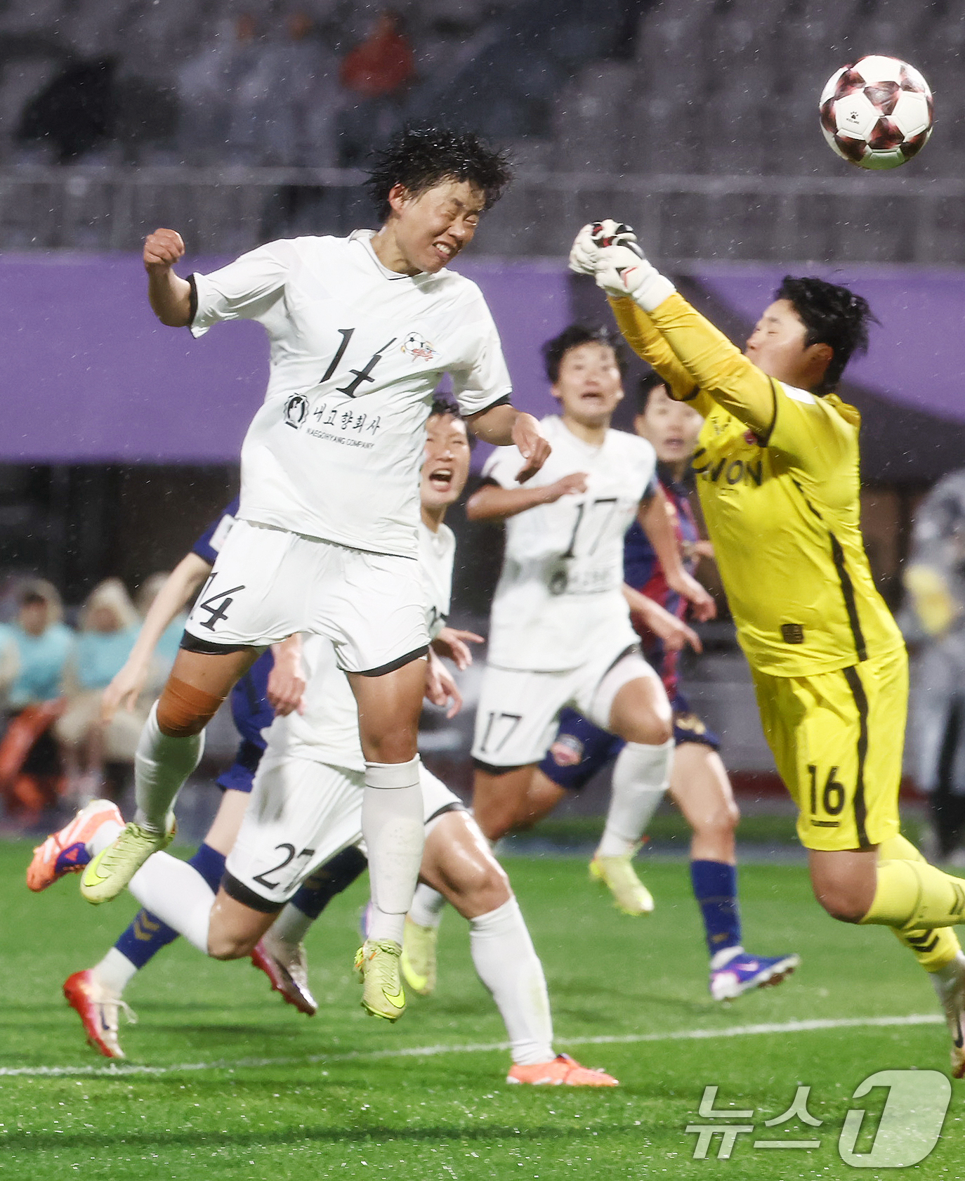 (수원=뉴스1) 김민지 기자 = 20일 오후 경기도 수원시 장안구 경수대로 수원종합운동장에서 열린 2025-2026 아시아축구연맹(AFC) 여자 챔피언스리그(AWCL) 4강 수원F …
