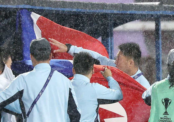 인공기 펼치는 북한 내고향여자축구단