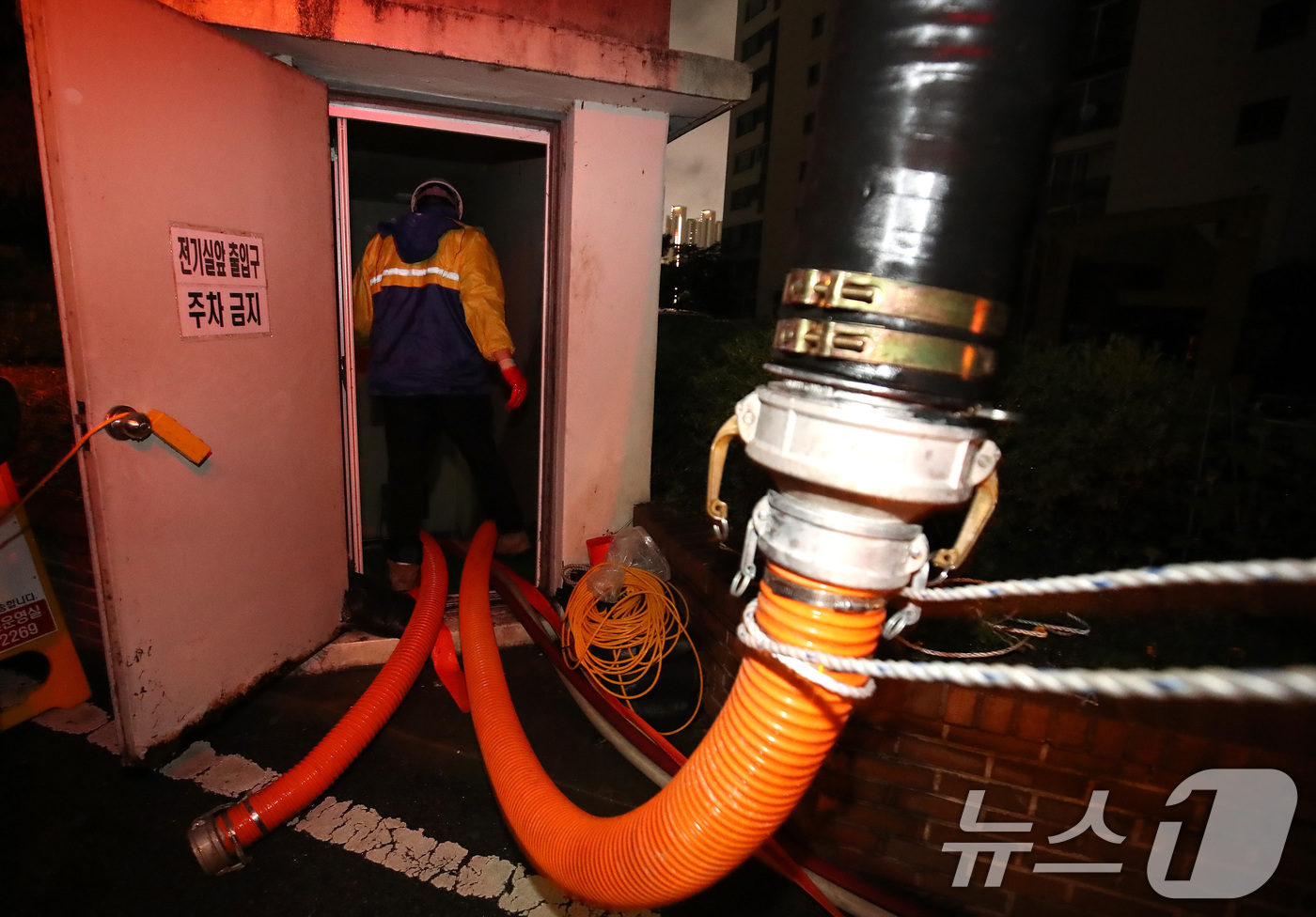 (대구=뉴스1) 공정식 기자 = 20일 오후 3시 35분쯤 대구 동구 신천동 한 아파트 전기실이 침수되는 사고가 발생했다. 이 사고로 아파트 1376세대 전체가 7시간 넘도록 정전 …