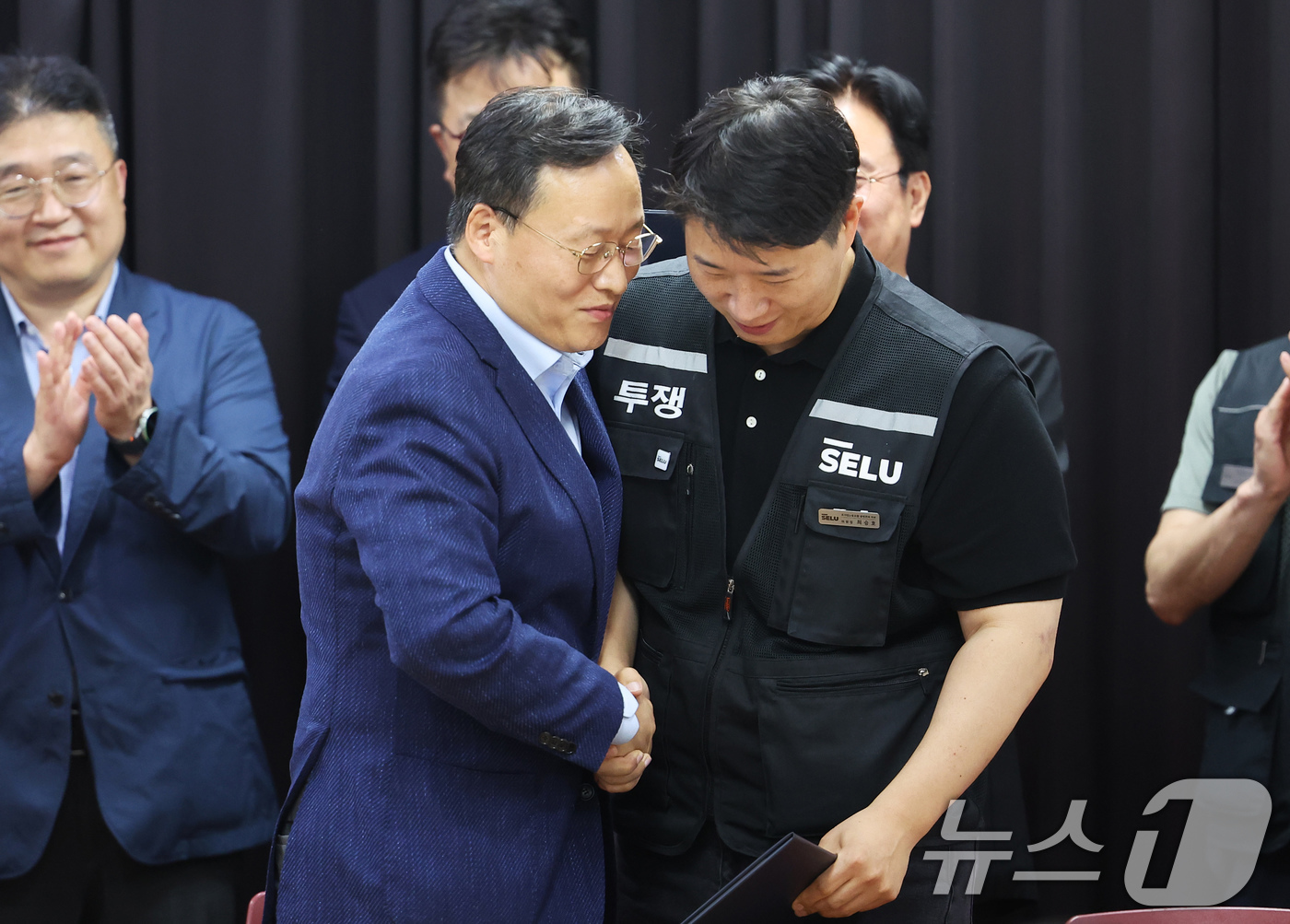 (수원=뉴스1) 김영운 기자 = 20일 경기도 수원시 장안구 경기고용노동청에서 열린 삼성전자 임금협상을 마친 후 여명구 삼성전자 DS(디바이스솔루션·반도체 사업 담당) 피플팀장과 …