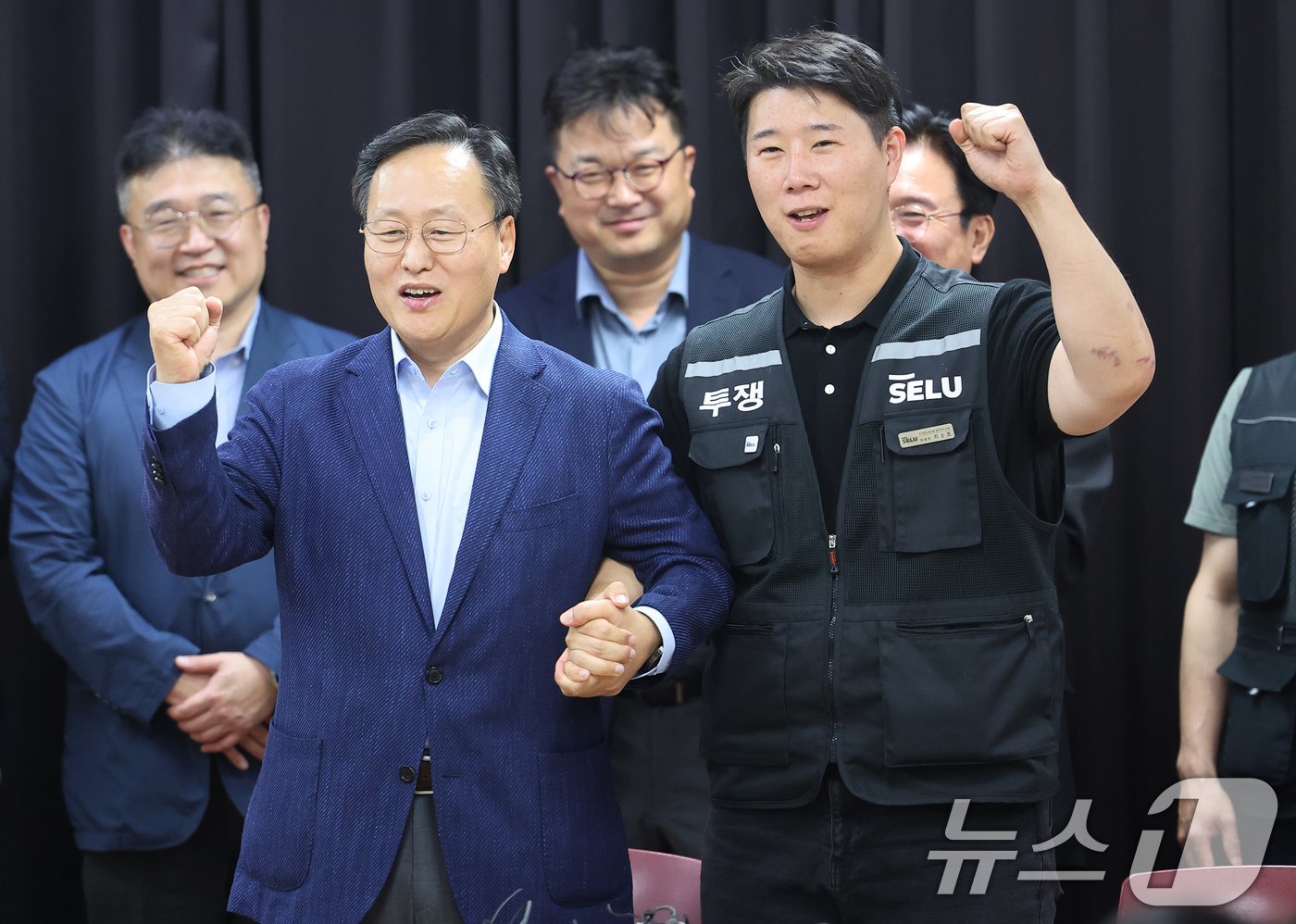 (수원=뉴스1) 김영운 기자 = 20일 경기도 수원시 장안구 경기고용노동청에서 열린 삼성전자 임금협상을 마친 후 여명구 삼성전자 DS(디바이스솔루션·반도체 사업 담당) 피플팀장과 …