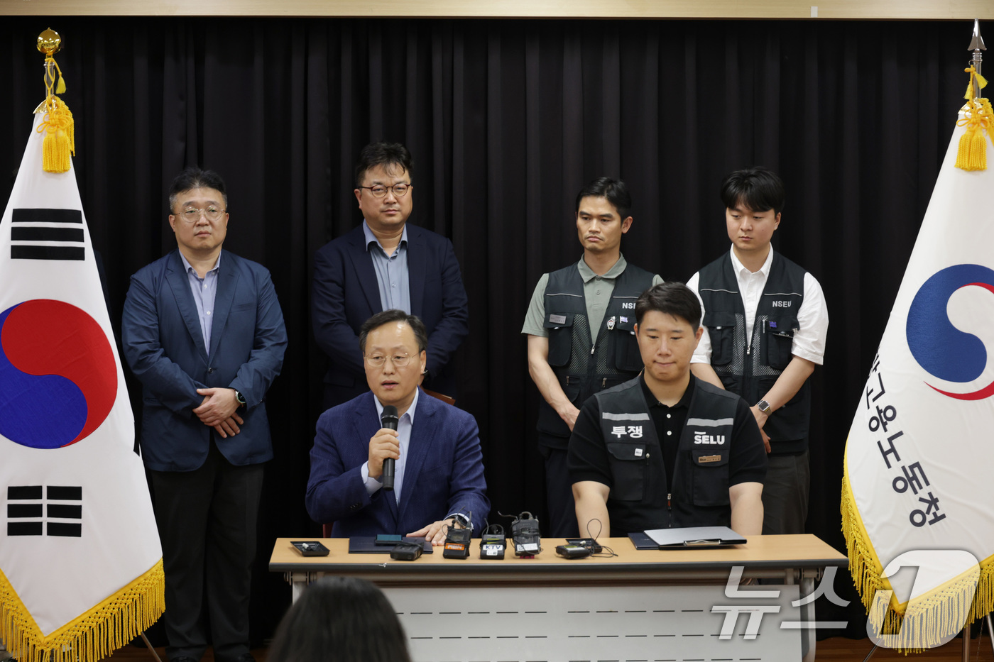 (수원=뉴스1) 김영운 기자 = 20일 밤 경기 수원시 경기고용노동청에서 삼성전자 사측 대표교섭위원인 여명구 DS(디바이스솔루션·반도체 사업 담당) 피플팀장과 삼성그룹 초기업노동조 …