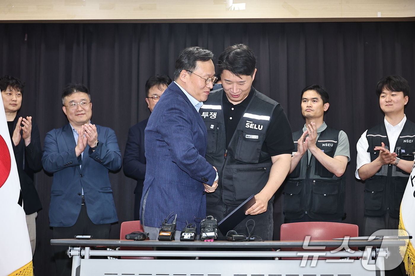 (수원=뉴스1) 김영운 기자 = 20일 경기도 수원시 장안구 경기고용노동청에서 열린 삼성전자 임금협상을 마친 후 여명구 삼성전자 DS(디바이스솔루션·반도체 사업 담당) 피플팀장과 …