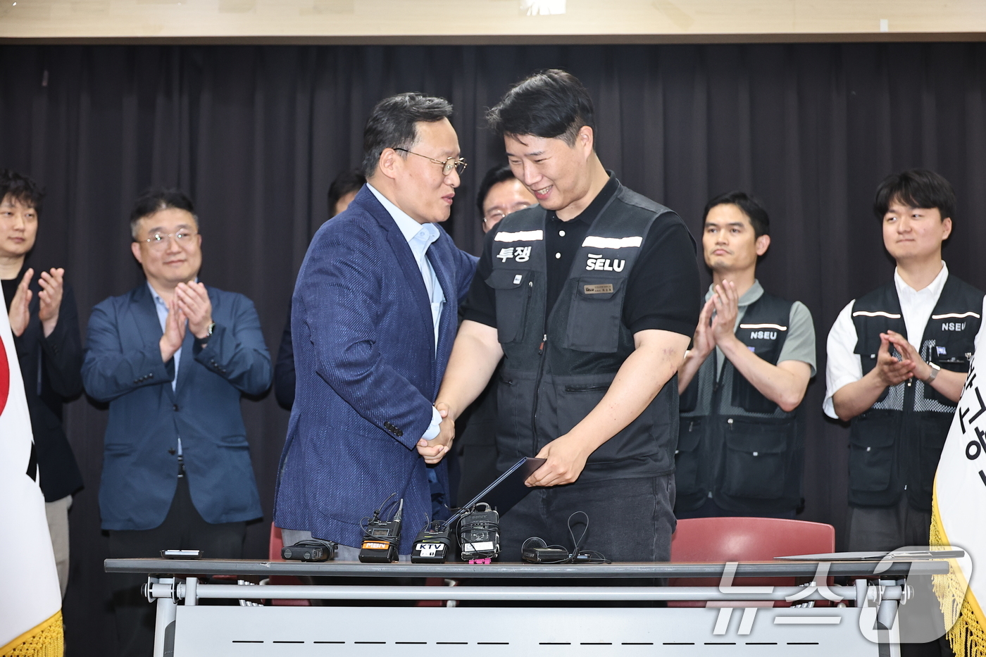(수원=뉴스1) 김영운 기자 = 20일 경기도 수원시 장안구 경기고용노동청에서 열린 삼성전자 임금협상을 마친 후 여명구 삼성전자 DS(디바이스솔루션·반도체 사업 담당) 피플팀장과 …