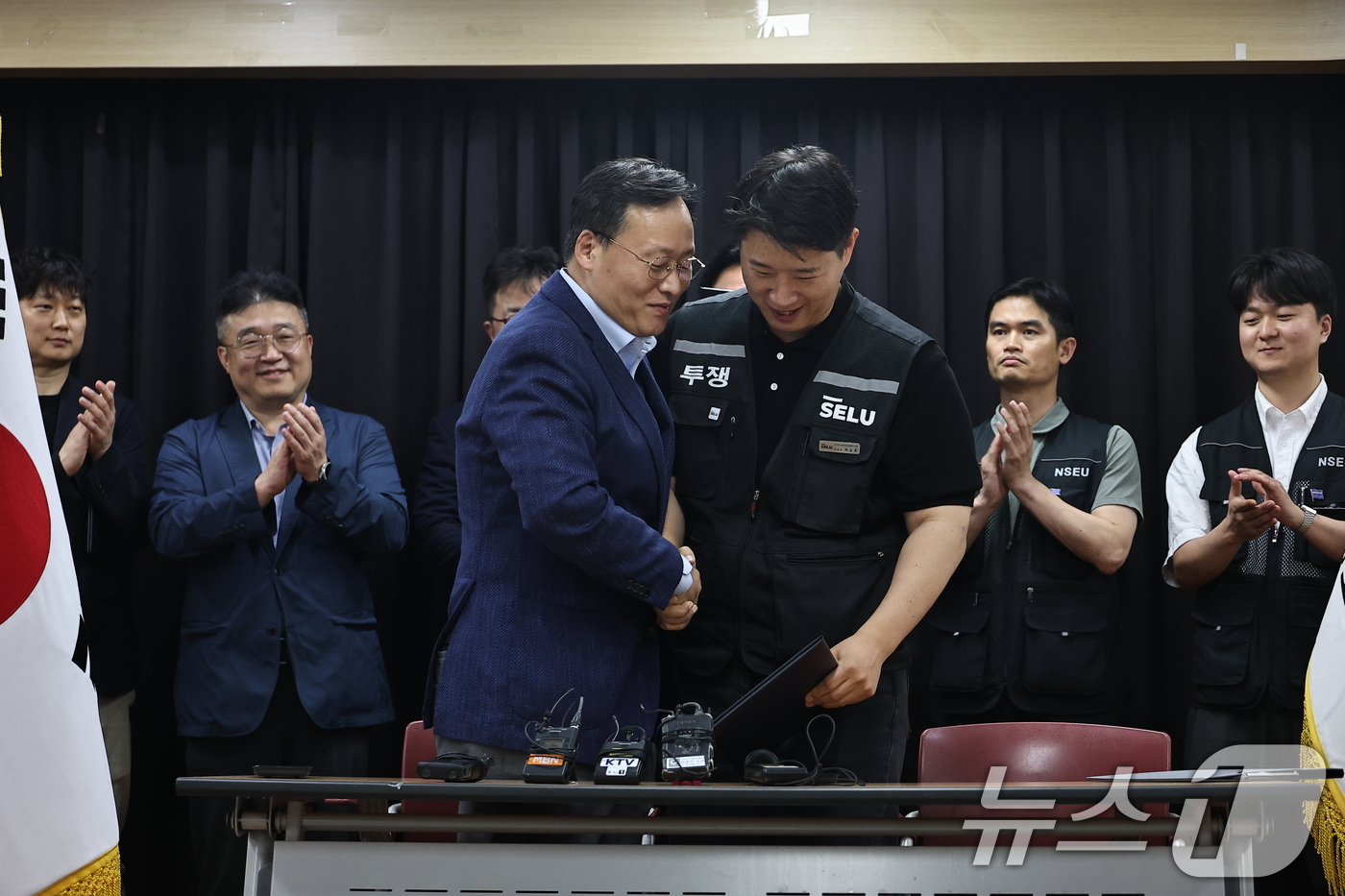 (수원=뉴스1) 김영운 기자 = 20일 경기도 수원시 장안구 경기고용노동청에서 열린 삼성전자 임금협상을 마친 후 여명구 삼성전자 DS(디바이스솔루션·반도체 사업 담당) 피플팀장과 …